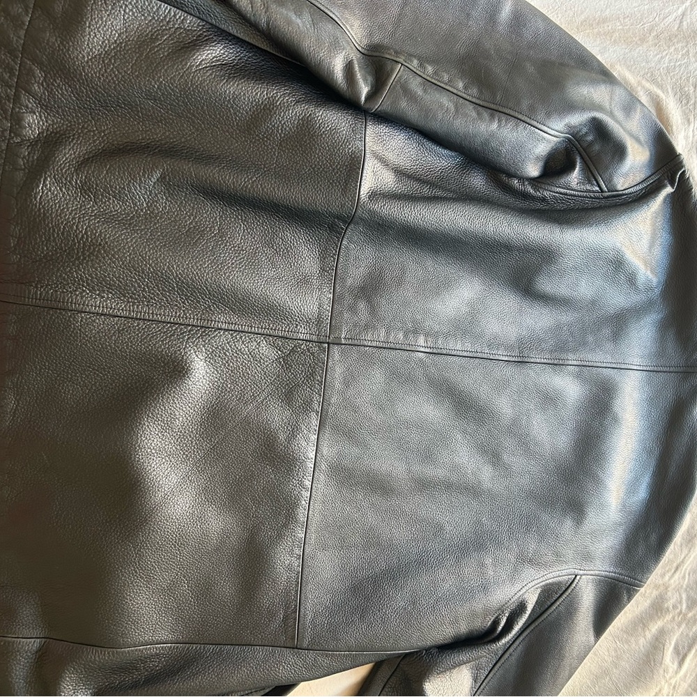 M. Julian Wilson’s heavy leather coat - Picture 10 of 10